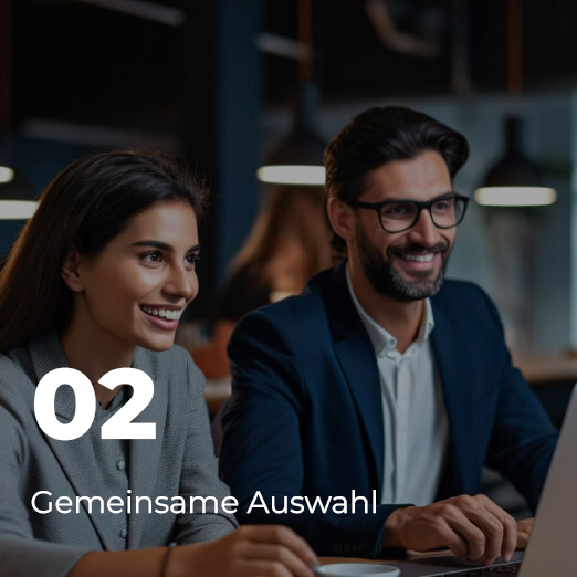 Zwei HR-Mitarbeiter vor einem Laptop